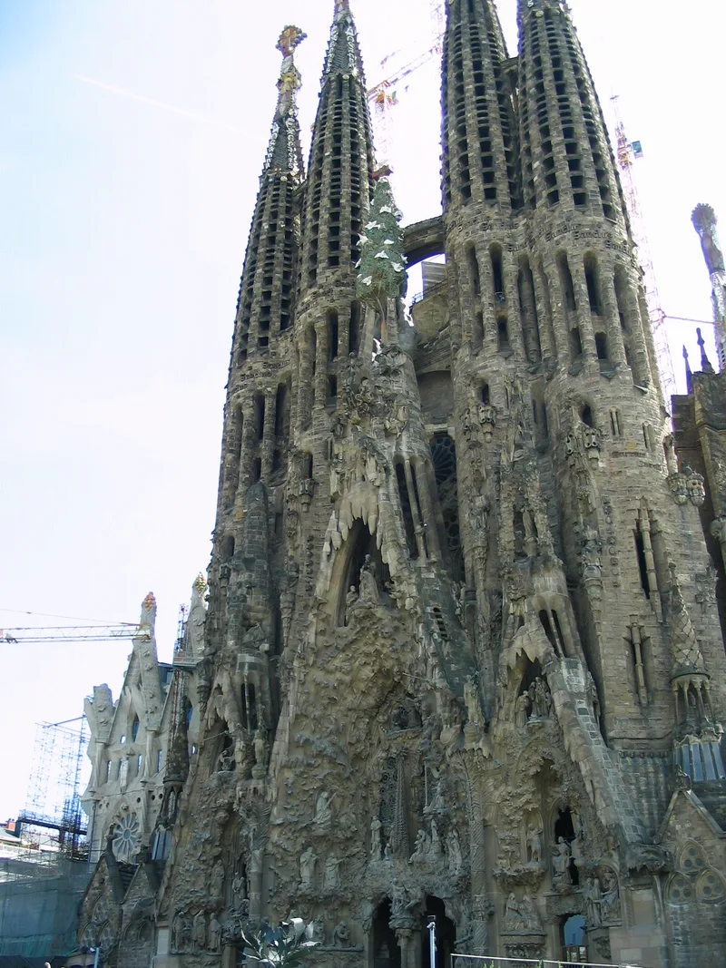 Sagrada Família: Gaudí’s Architecture and a Guide to Visiting